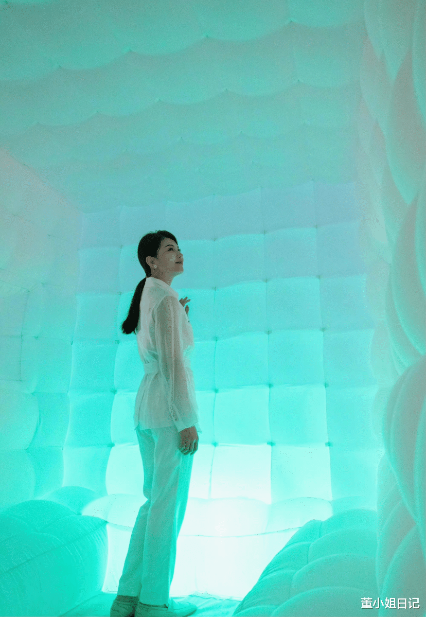 西装|43岁的刘涛身穿白色西装，太有亲和力！优雅与女人味并存