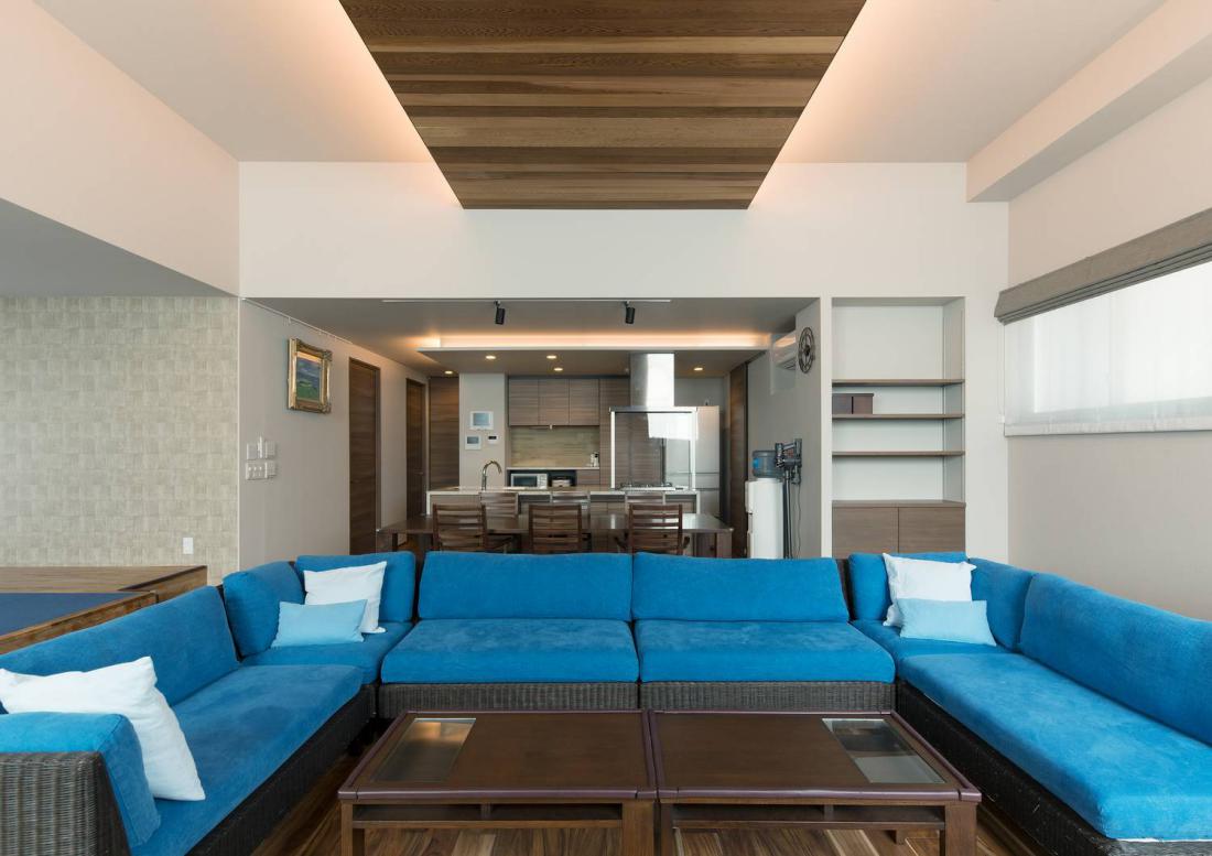 楼顶使用权归顶层了,业主装成露天厨房和浴室,物业也不说违建!