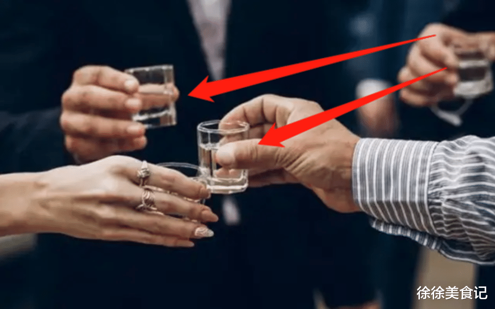 酒桌上倒酒，9分满是在赶人走？行家：别自作聪明，免得尴尬丢人