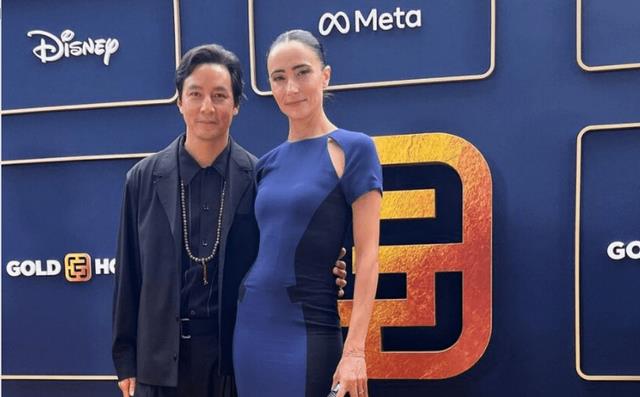 浪姐3|吴彦祖与妻子罕见秀恩爱，发际线上移明显，脸部爬满皱纹