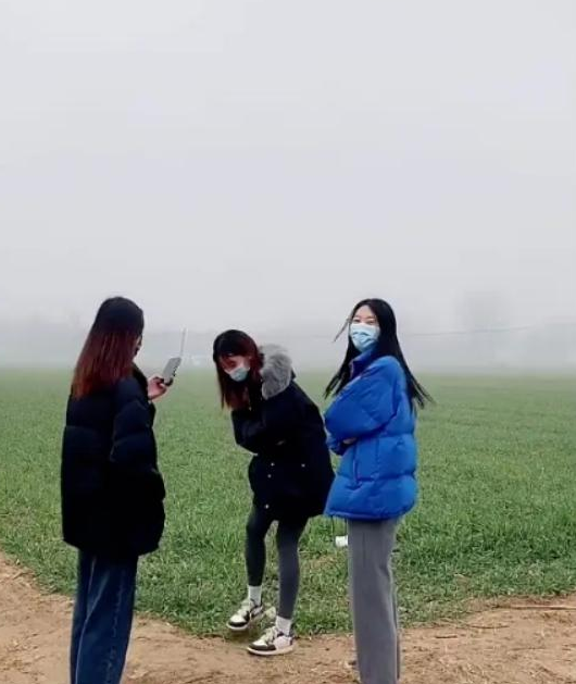 “吃这么贵的草莓,还说你不在KTV上夜班……”