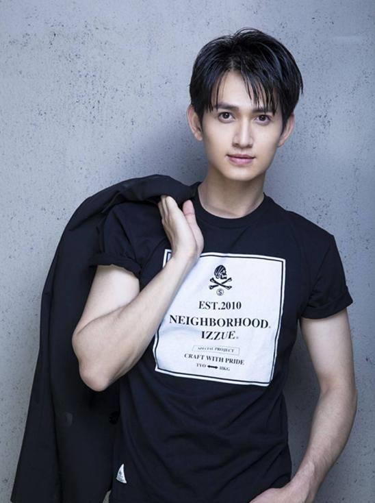 金莎|她将弟弟带入娱乐圈，如今自己无人问津，弟弟却是红透半边天