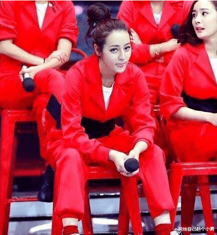 迪丽热巴|热巴为什么坐下后总喜欢岔开腿，网友说出原因后，让人羡慕