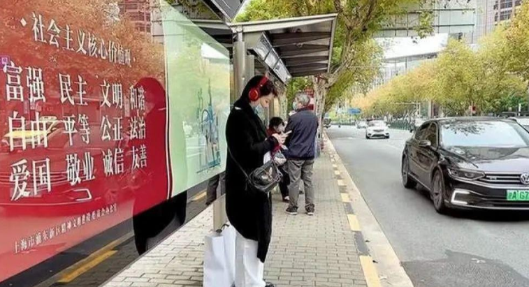 谢宁|5位老牌明星的晚年生活:自家院子种菜、当环卫工人、农村唱曲