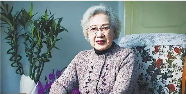 秦怡|秦怡:一代影后百岁过世,其一生遭遇患癌、丧夫、丧子