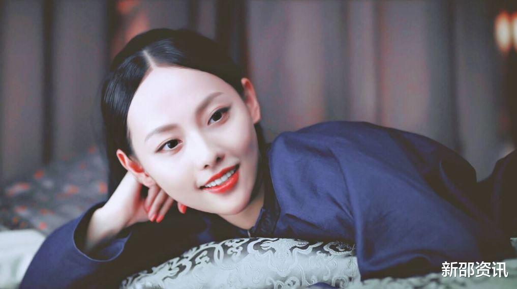 张嘉倪|张嘉倪这腿也太好看了,再加上眼角的那颗痣,“妖精美女”不白叫