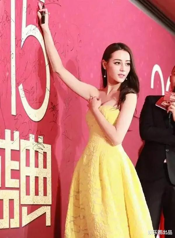 |迪丽热巴穿低领长裙亮相,签名动作引起热议,被指“太小家子气”