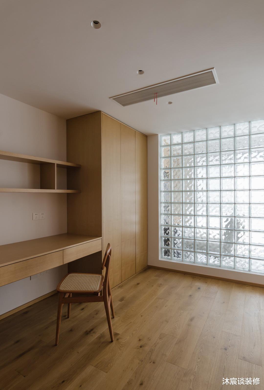 “穷装修”又赢了,他家用大白墙搭配原木家具,轻松打造清爽的家