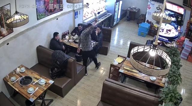 男子凌晨就餐因女孩未及时倒水怒砸啤酒瓶,知情人:女孩13岁,是老板女儿并非服务员
