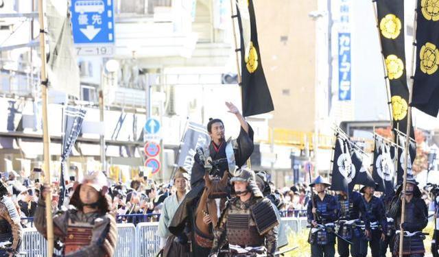 木村拓哉|木村拓哉化身“织田信长”骑马出巡,吸引万人疯看挤爆街