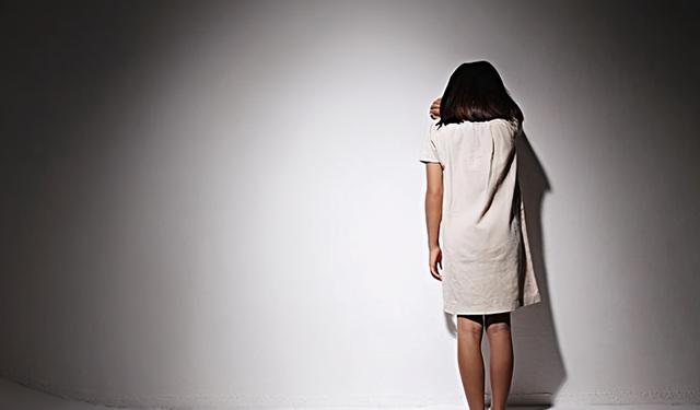 男女游戏中相识,明知女孩是初一学生仍与其发生关系,如何评价?