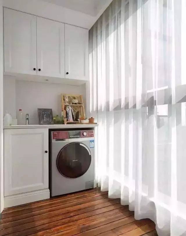 房子小,东西多,阳台做个柜子好用多了