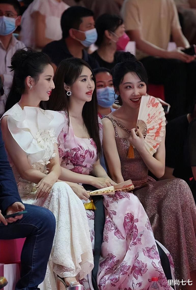 佟丽娅李菲儿同框，80斤身材的佟丽娅气质完胜，李菲儿模样大变