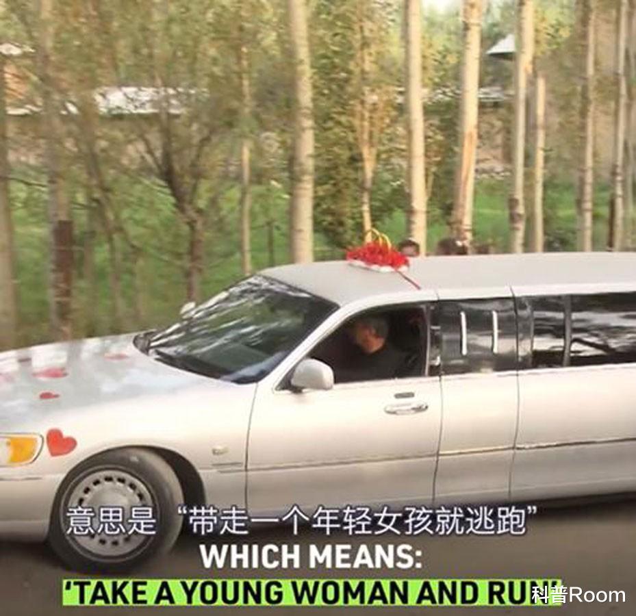 1/3媳妇都是抢的!吉国男人当街抢女孩,周围人不阻止还大声叫好