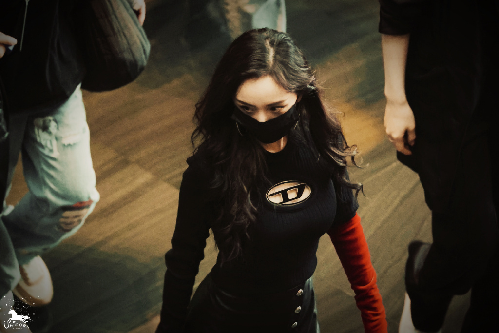 杨幂|杨幂私服绝了！胸前镂空展现性感，红手套简直是画龙点睛