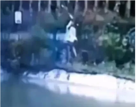 触电|吉林长春,一名有几百万粉丝的大V,到某池塘边直播钓鱼,结果甩杆时鱼线碰到高压线,导致其触电跌落水中