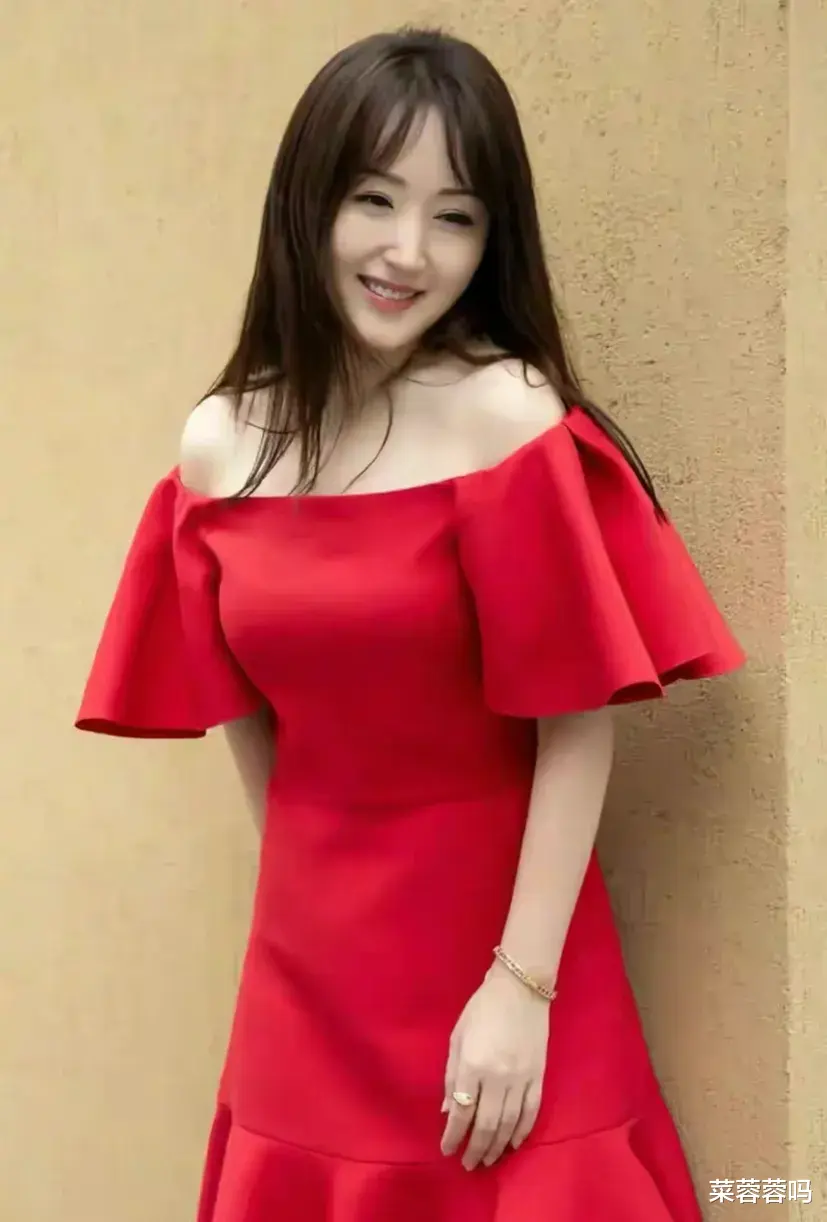 杨钰莹|50岁的杨钰莹，她真不是在装嫩！