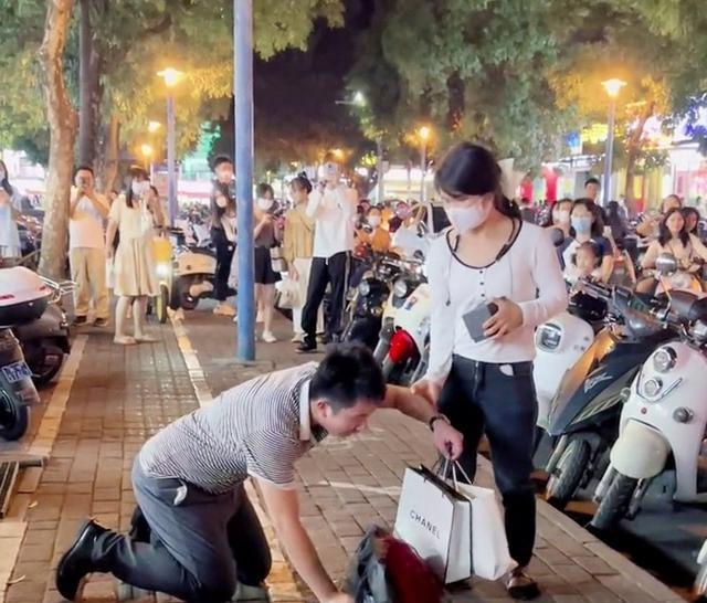 一男子手捧2束玫瑰当街求婚,被女孩拒绝后,他的行为绝了