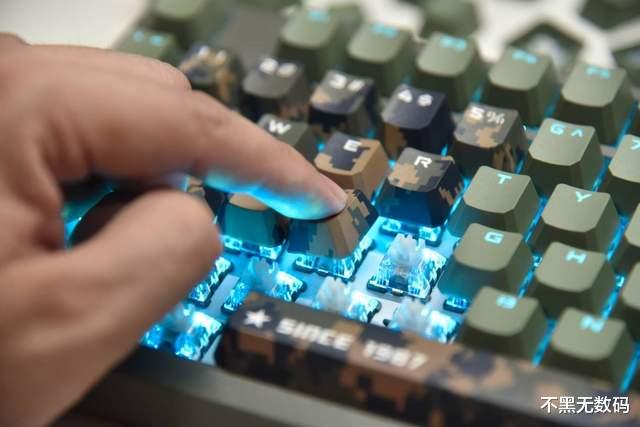 显卡|一键换三轴，专治选择困难，血手幽灵3玩家3变速光轴机械键盘T98体验