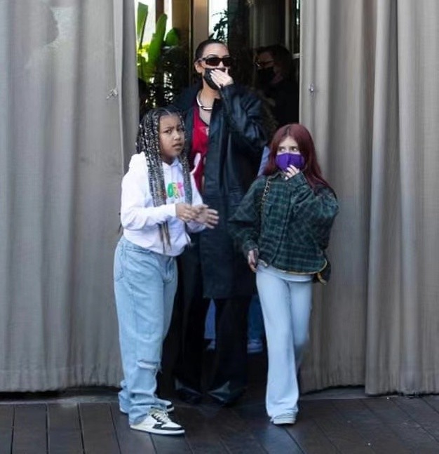 金·卡戴珊|金卡戴珊穿球衣亮相真难得!8岁西北妹成胖墩,长得贼像黑人前夫