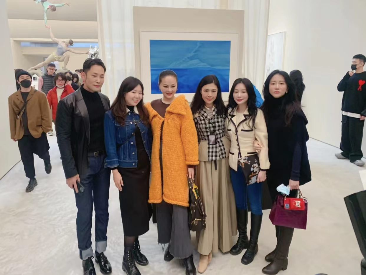 柯蓝|众星现身艺术活动：柯蓝面部显僵硬，鲁豫穿皮裤瘦得脖子青筋直冒