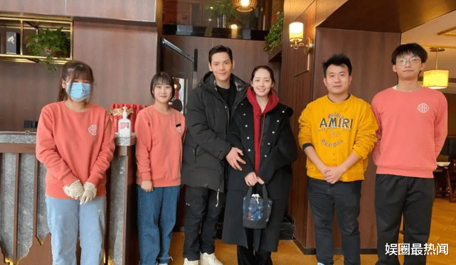 郭碧婷|向佐郭碧婷被偶遇，郭碧婷发福被质疑怀孕，向佐贴心扶妻获好评