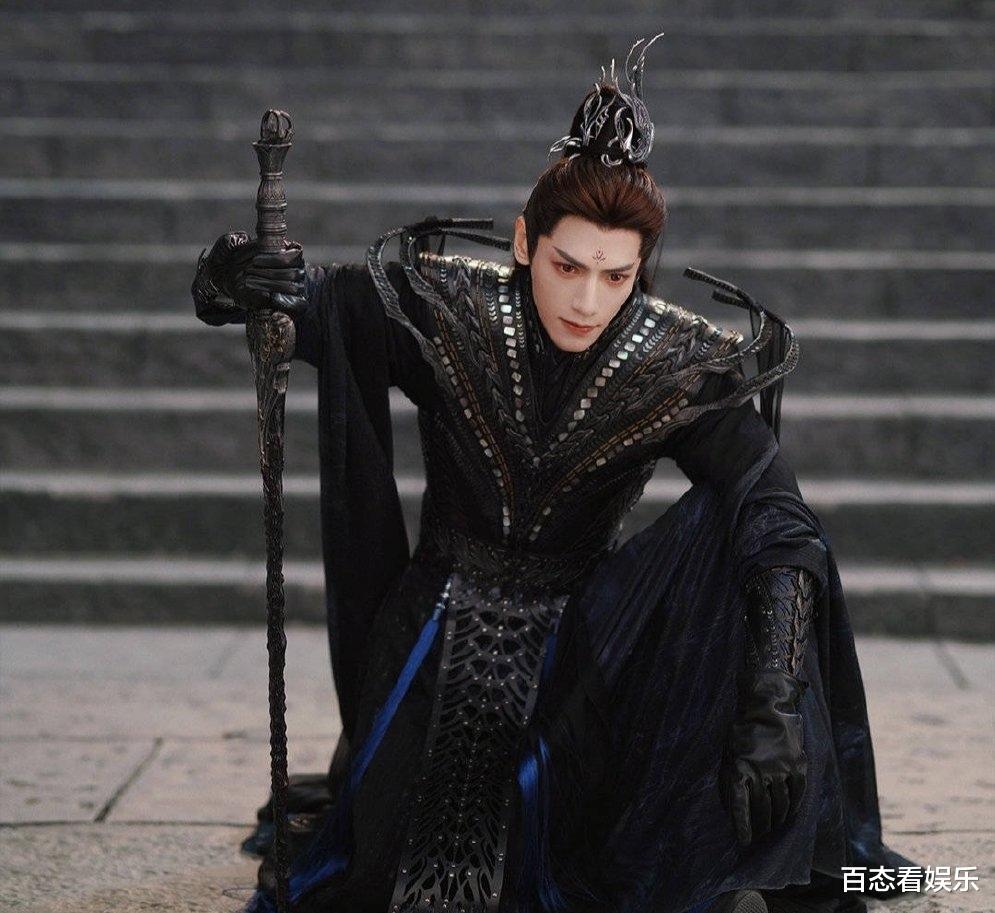 皓衣行|“皓衣行”成亲很绝？接吻、搂腰、拥抱的《上瘾》更绝！罗云熙不如黄景瑜