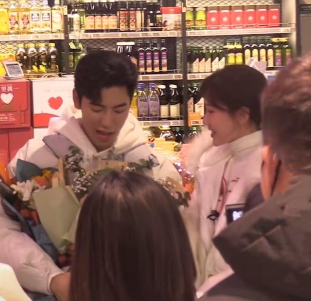 王子异|王子异毛晓彤新剧杀青，二人现场合影CP感强，王子异暖心举动获赞