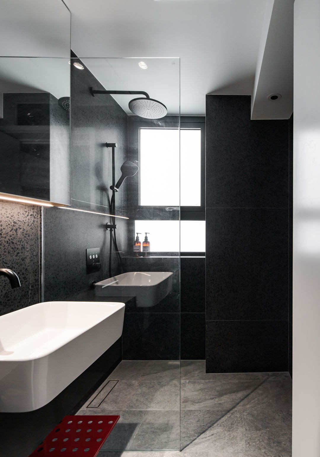 不管别人怎么说,她坚持把自己的家装成工业风格,有自己的高冷风