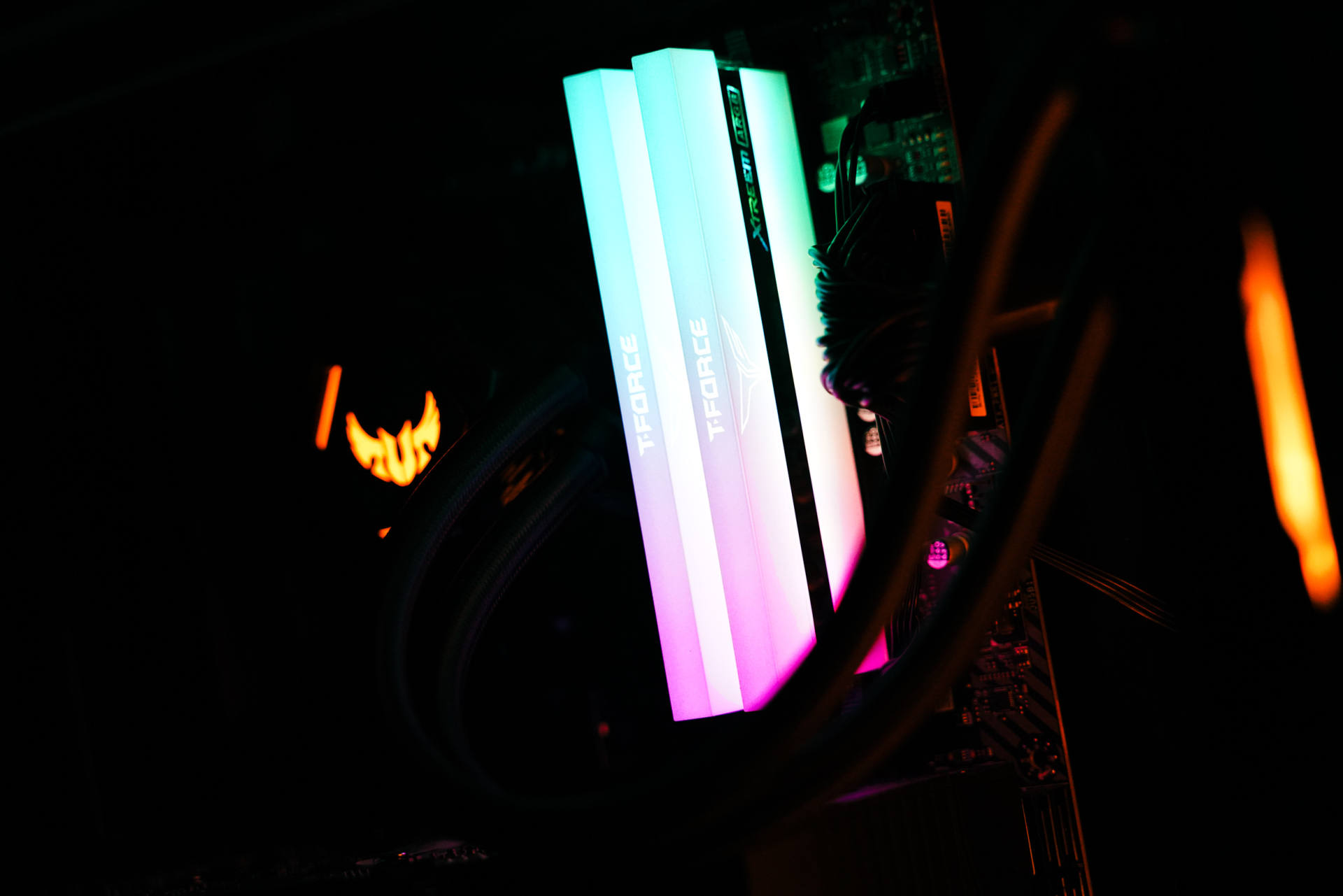 主板|高颜值高性能，一键狂超4133MHz，十铨梦境16GB电竞马甲灯条评测