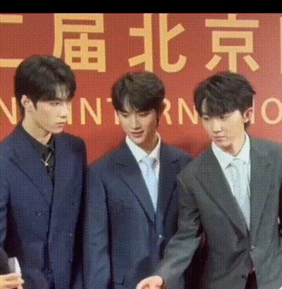 丁程鑫|时代少年团亮相电影节，马嘉祺、丁程鑫抢话筒引粉丝骂战