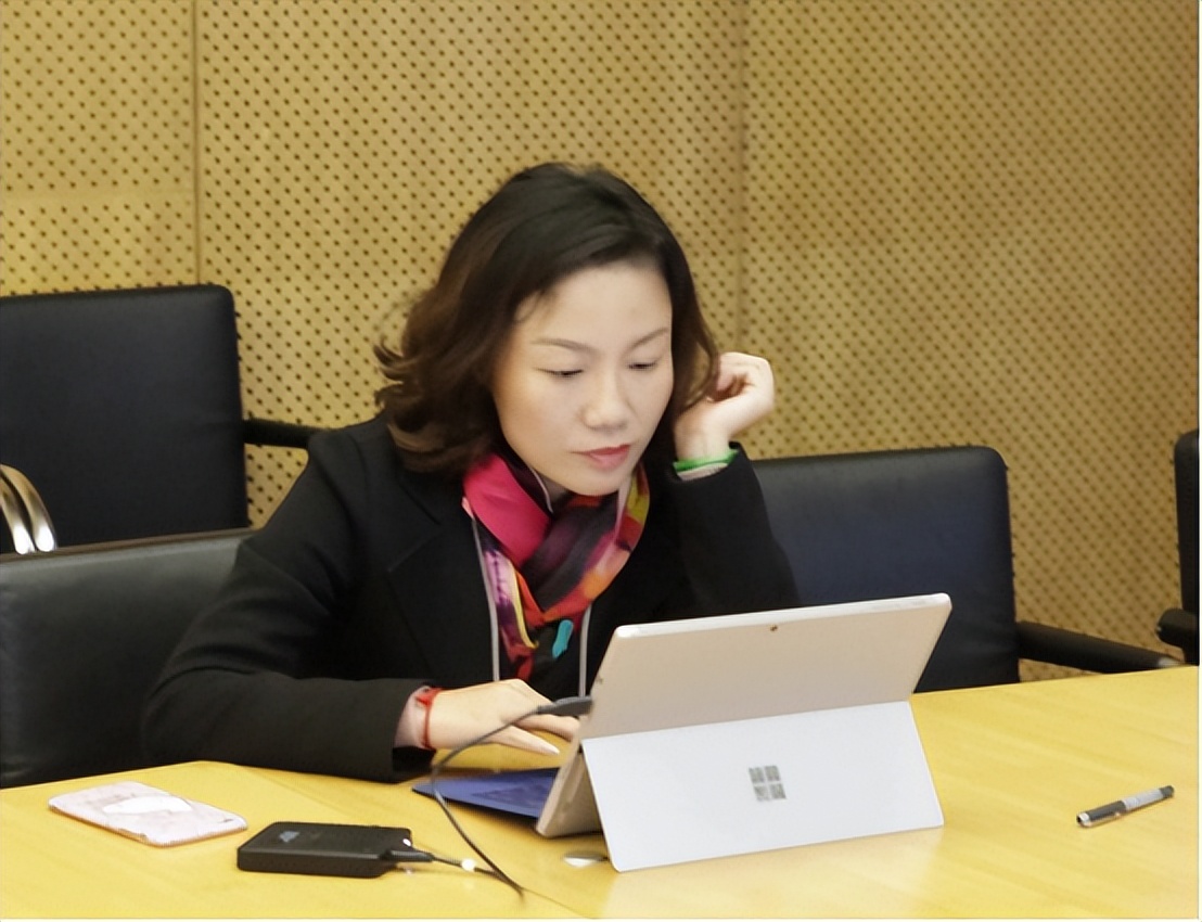 秘书|万科金牌女秘书朱旭，年薪849万，年终奖1000万，47岁至今未婚