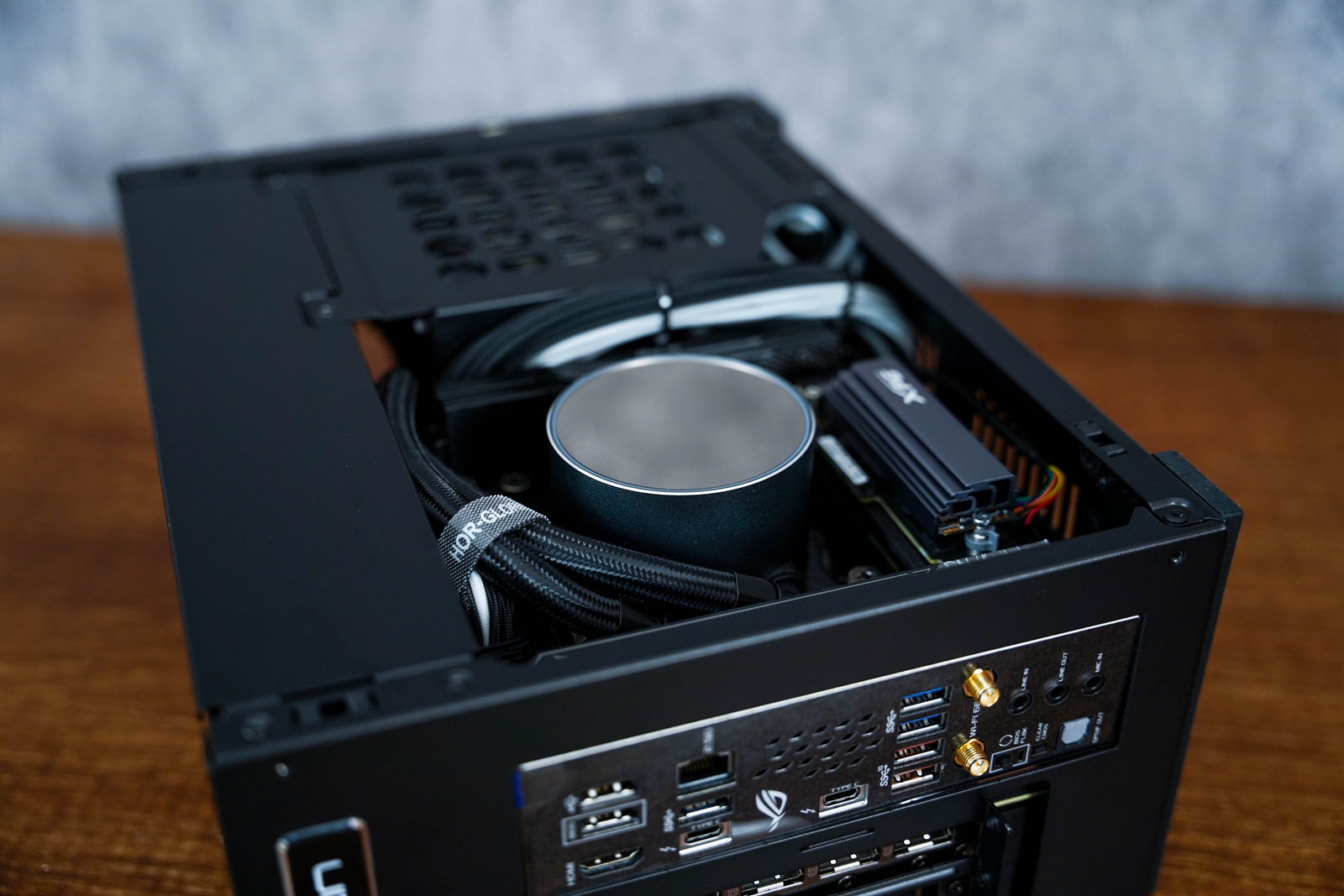 显卡|11L银黑策划， A4-H20携手12代酷睿与D5的游戏小钢炮装机体验