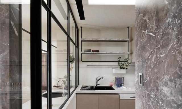 砸掉厨房一面墙,装玻璃窗+吧台柜,暗厨宽敞明亮,实用性加倍