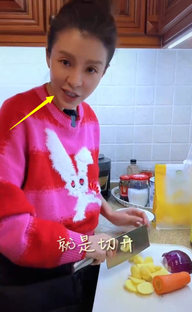 朱迅|朱迅陪家人过年亲自下厨,嘴歪明显被质疑整容失败,穿搭也很奇怪!