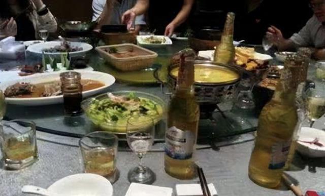 回顾:丈夫应酬时炫耀娇妻很漂亮,却被客户认出:那里纹有紫玫瑰