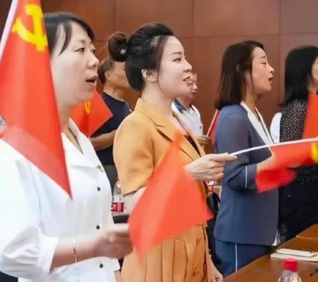 美丽|戴璐副局长的穿搭彰显美丽和自信,舒服的穿搭会让人际关系更和谐