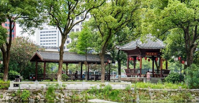 临澧|南昌老牌“相亲公园”百花洲,简历很详细,现场老年人比年轻人多