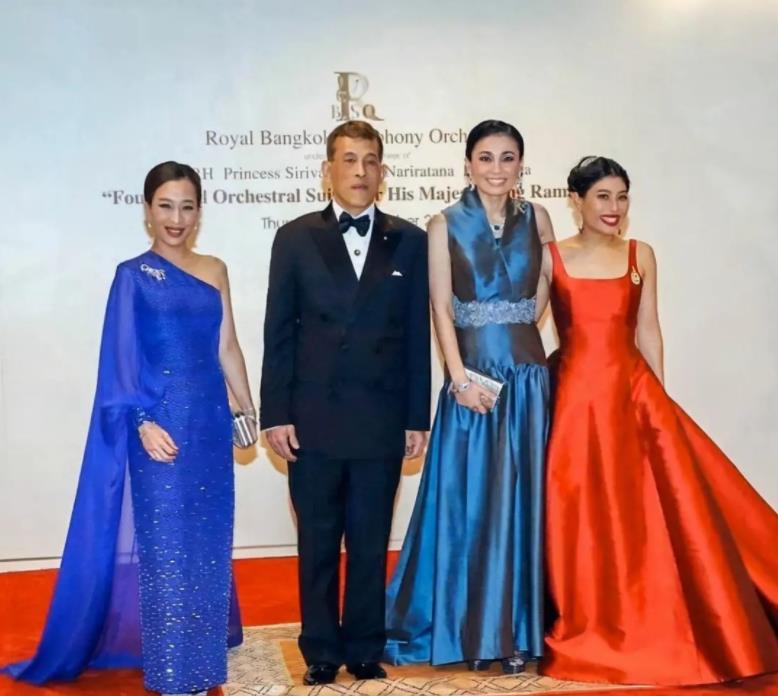 思蕊梵|泰王一家三口亮相!苏提达戴四叶草胸针贵气,思蕊梵穿粉裙更显嫩