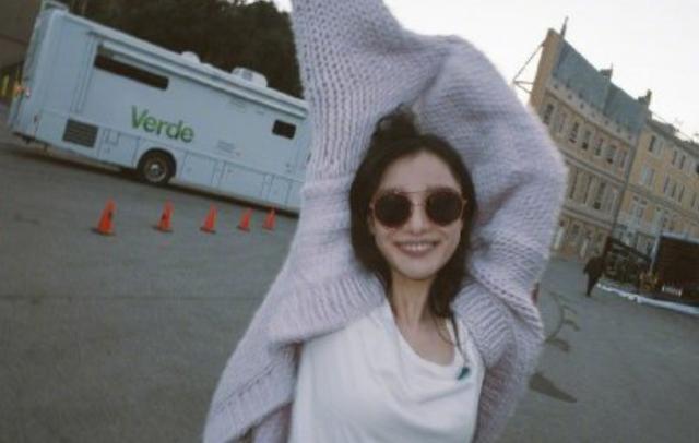 徐冬冬|徐冬冬生日晒地下车库美照!穿紧身短裙好酷飒,一双美腿又白又细