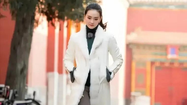 阔腿裤 46岁王艳真抗老，白绒大衣配阔腿裤温柔大气，扎个马尾美回18岁