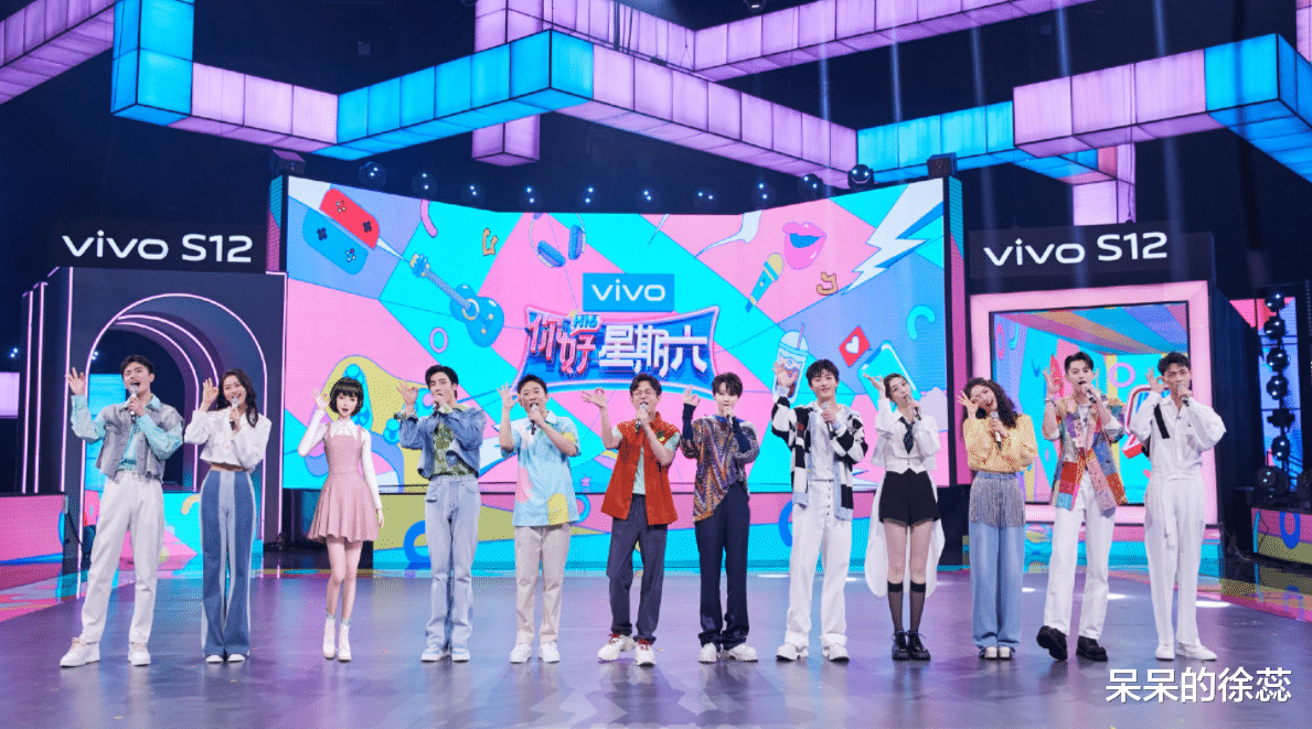 何炅|《你好，星期六》播出五月，AI主持被怼多余，何炅摆脱“单干”！