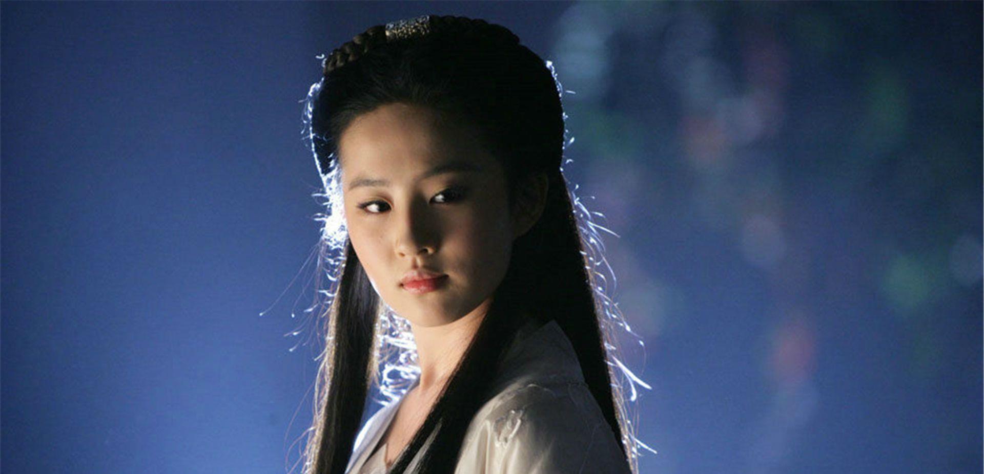 杨幂|杨幂穿性感内衣的新闻又上了热搜，网友却怒批她只会宣传身材美貌