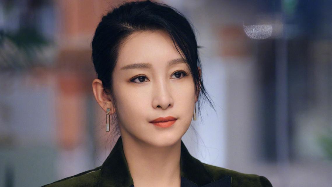 秦海璐|《她们的名字》出圈理由：秦海璐的拽，白冰的脸，郭晓婷的发型！