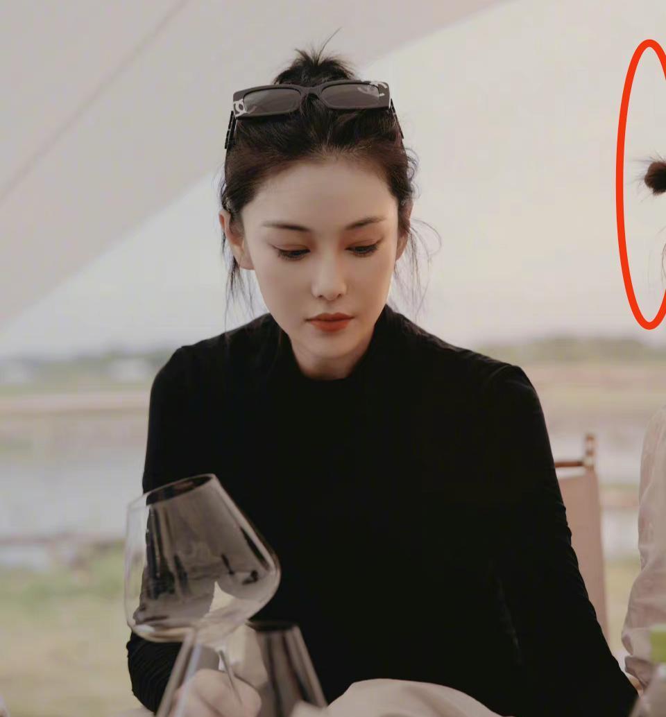 张馨予|张馨予晒游玩照，用高脚杯喝饮料有仪式感，三岁女儿疑似露面