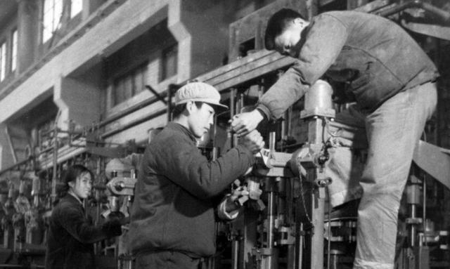 1963年,女会计携全厂工资消失,21年后竟被发现掩藏在水泥里