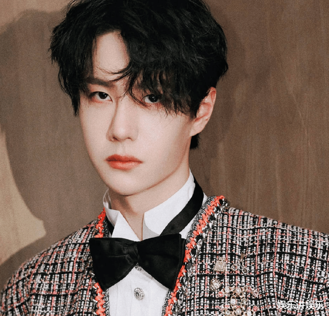 王一博|王一博《青春宇宙》送祝福，粉丝罕见支棱起来，不能输！