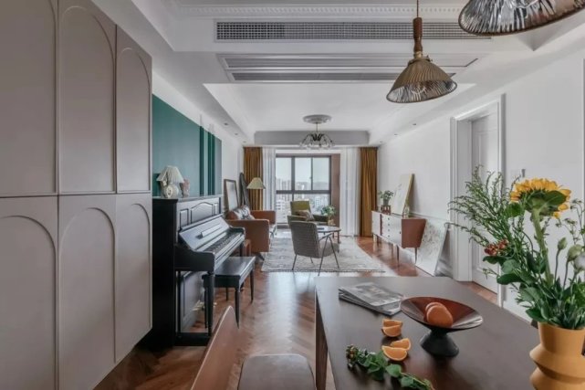 98㎡文艺复古风,大胆跳色+通铺人字拼地板,感受一整屋的浪漫