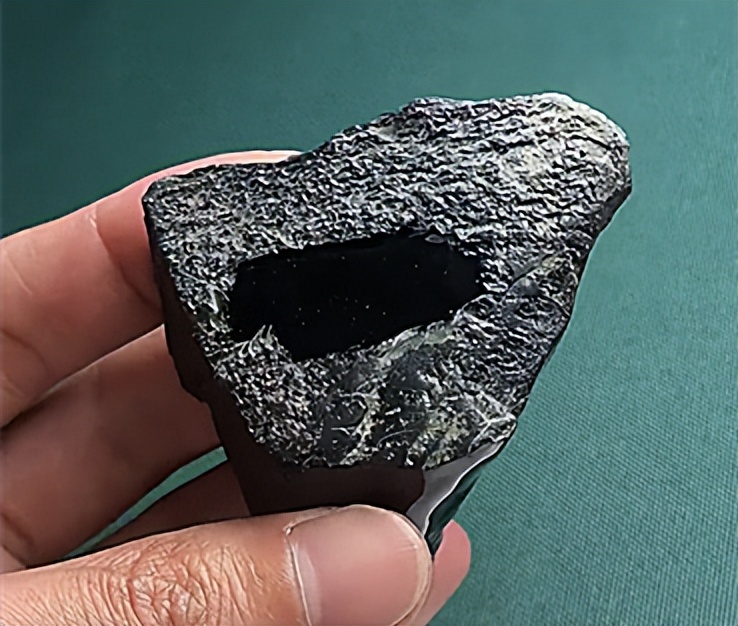 翡翠|大万买的翡翠原石切出墨翠,从原石到成品设计起货蜕变全过程