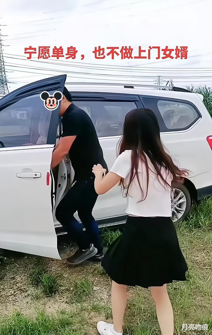 老人干涉子女婚姻,拿凳子驱赶女婿,男子不顾妻子挽留带行李离开
